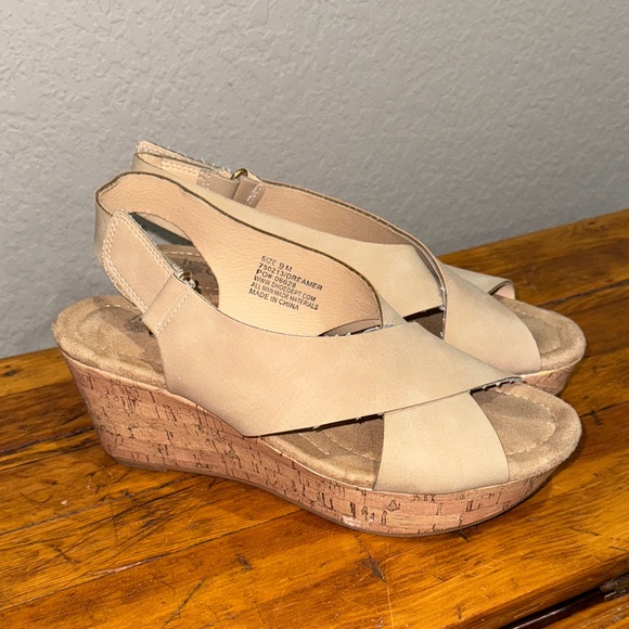 Chic Beige Wedge Sandals - Picture 1 of 5